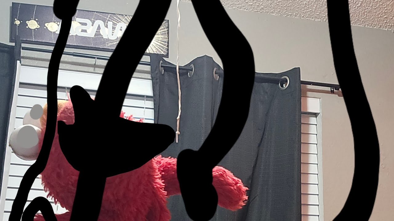 Elmo reacting two broken strings ( It freaked him out) - YouTube