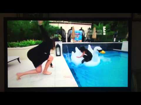 Video: Khloe Kardashians Tochter Am Pool