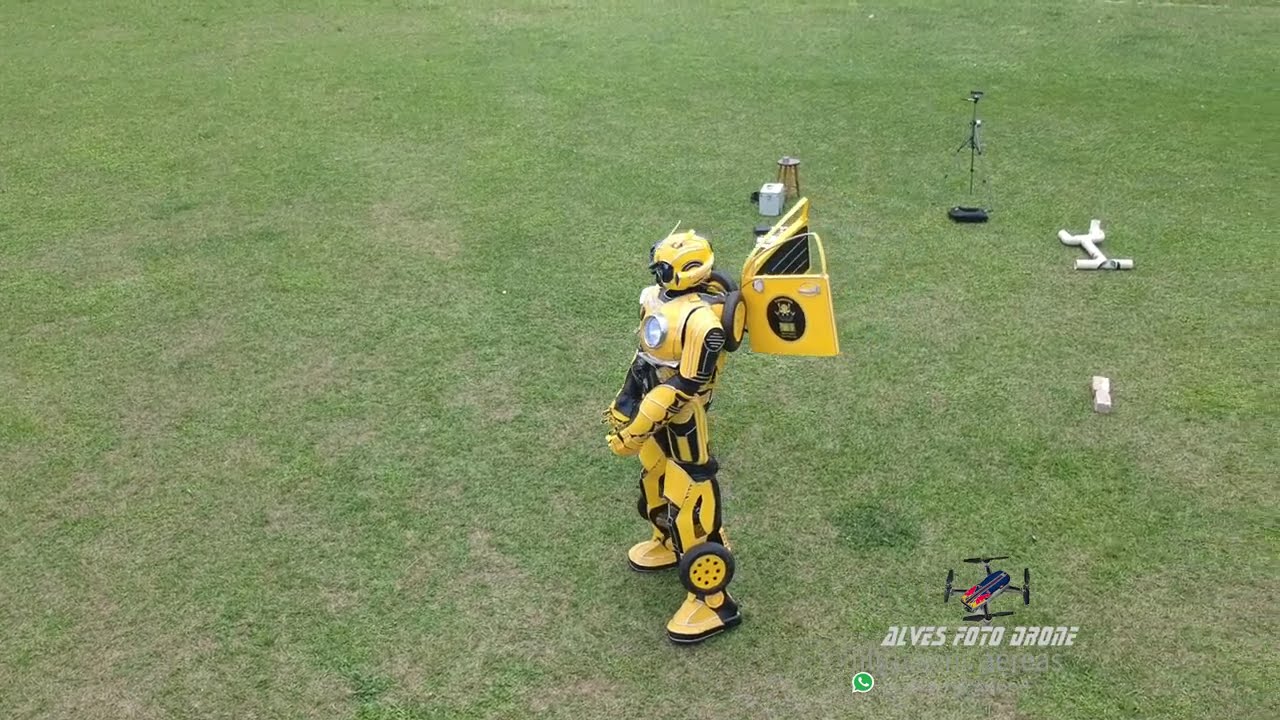 ROBÔ  BAMBLEBEE  E ROBÔ   EX COMBATENTE  004  ,SENDO FILMADO DO ALTO DIRETAMENTE DAS GALAXIAS