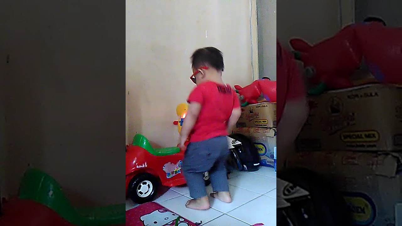 Anak kecil lagi joget 