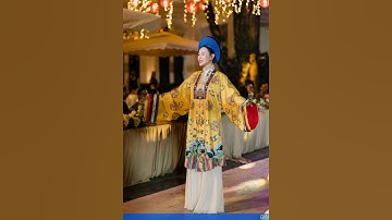 Phương Oanh catwalk trong tiệc thôi nôi của cặp song sinh