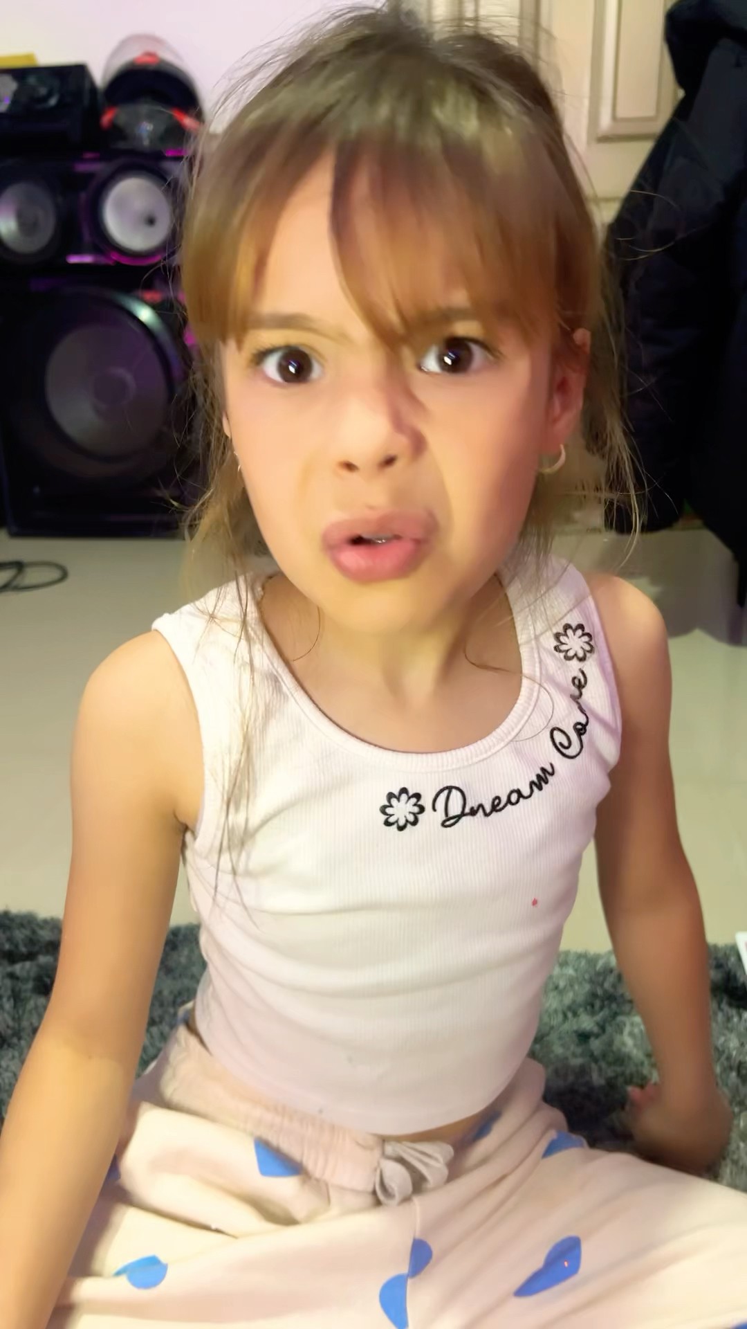 ALGO RARO EN LA ALFOMBRA #humor #cosasdefamilia #comedia #shortviral