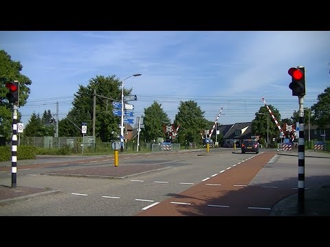 Spoorwegovergang Wierden // Dutch railroad crossing