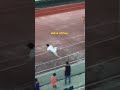 عجائب كرة القدم أحد جمهور يقتحم الملعب بي طريق عجيبه   كرة القدم