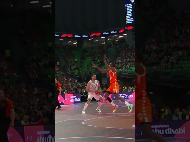 Kampaco bez gledanja "poslužio" Lajlsa za atraktivno zakucavanje!
