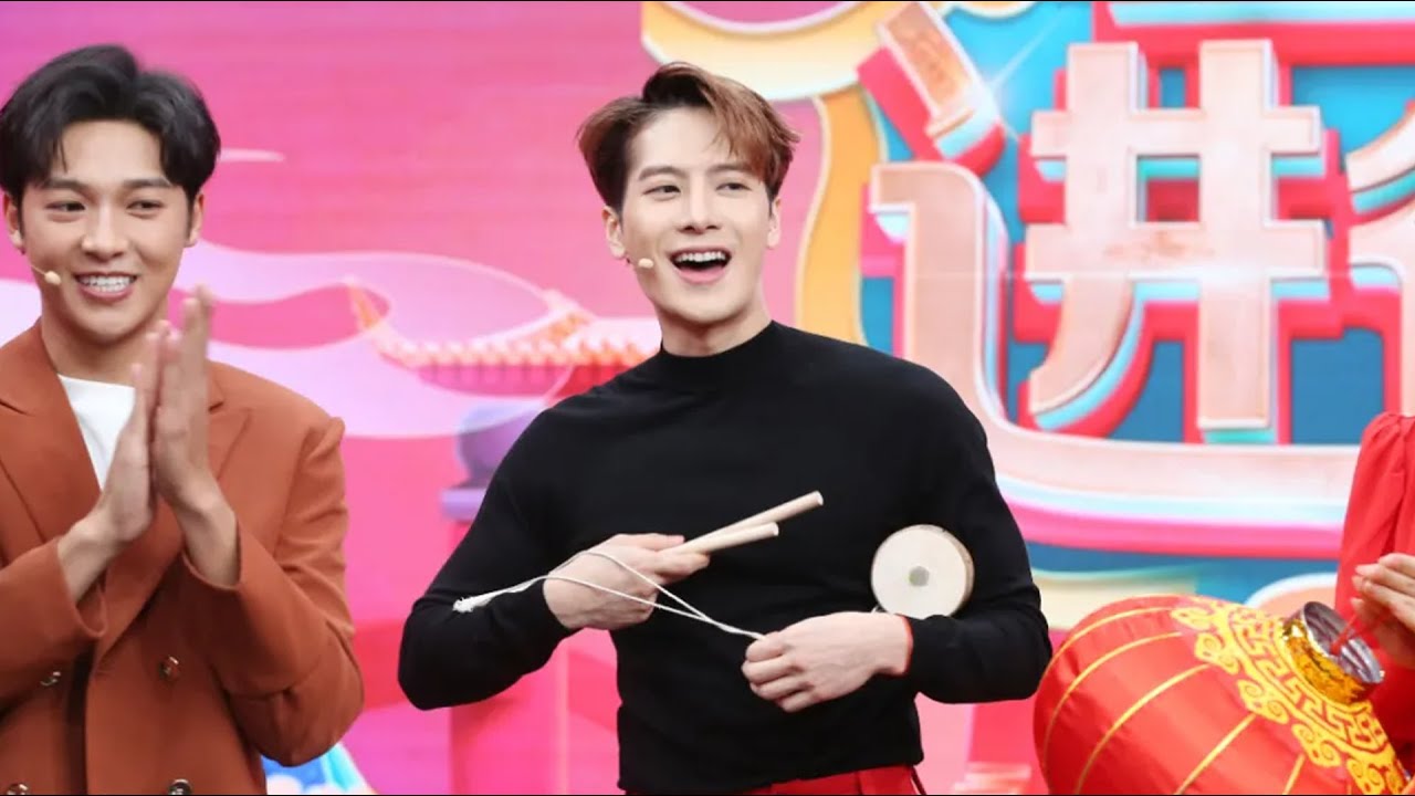 王嘉尔初次挑战抖空竹 主持人：你这是玩成了陀螺吧丨CCTV春晚