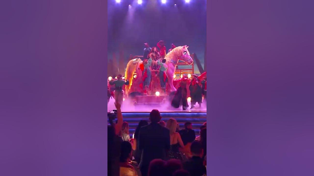OBSESSED with Chappell Roan’s ‘Pink Pony Club’ performance at the Grammys! 🎤🐎