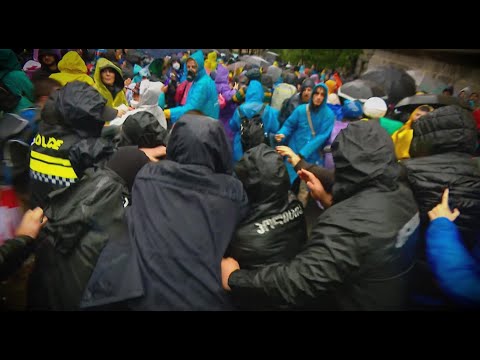 შავფორმიანები ფერადი ახალგაზრდების წინააღმდეგ | ნებადართული ძალადობა