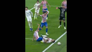 Vini Jr. scores from the spot in the Madrid derby 🎯