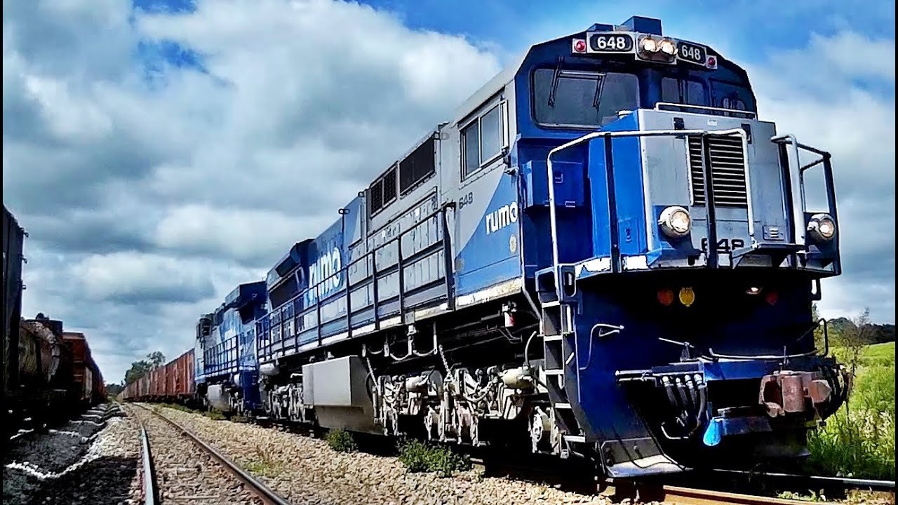 ES43BBi + DASH-9 RUMO com Vagões Vazios em Machado da Costa - YouTube