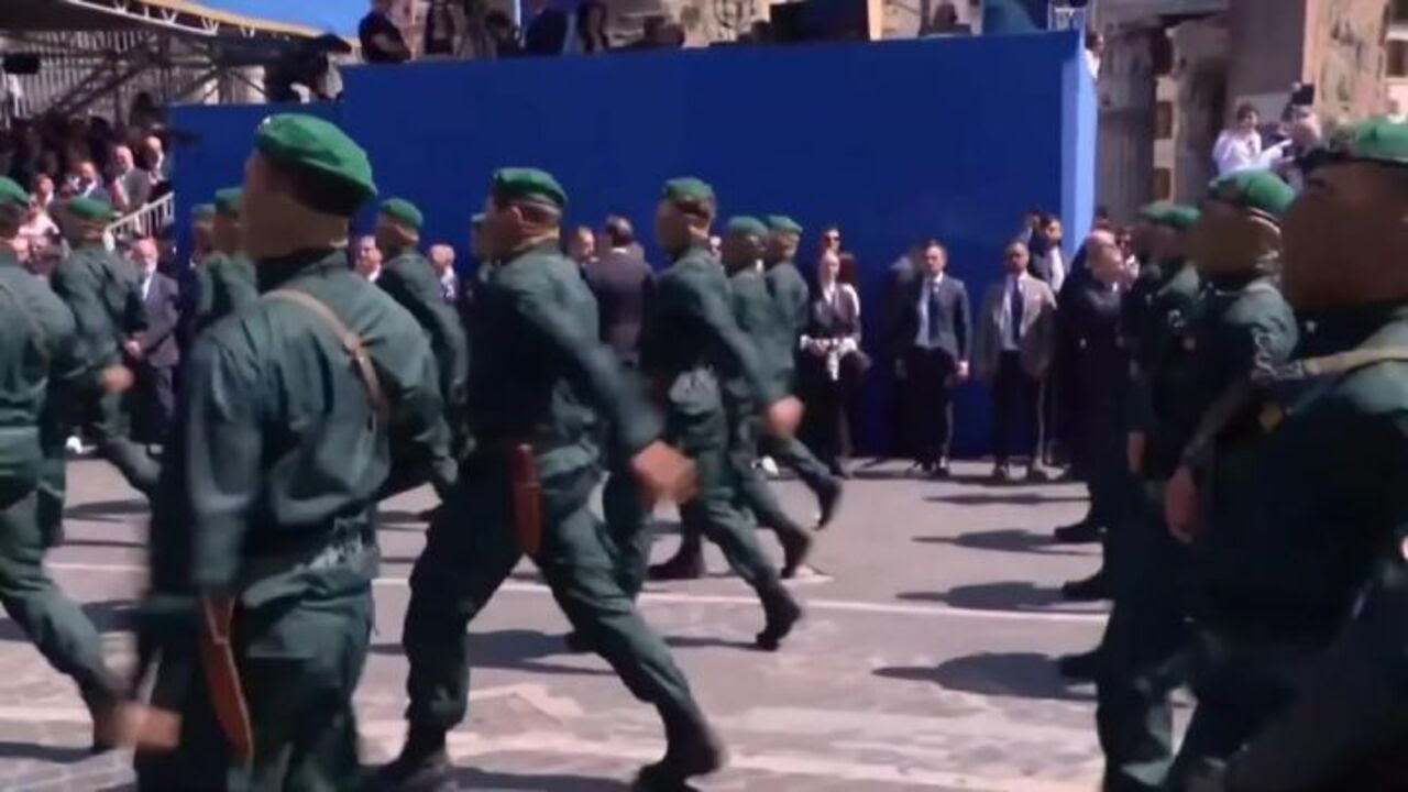 2 Giugno, il siluro "maiale" sfila alla parata tra gli uomini rana dell'Esercito