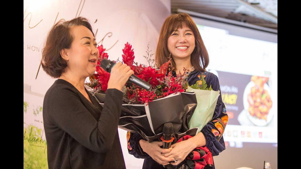 Hari Won & mẹ chồng | 'Cỏ Hạnh Phúc' Fansign tại TpHCM | 29/10/2017