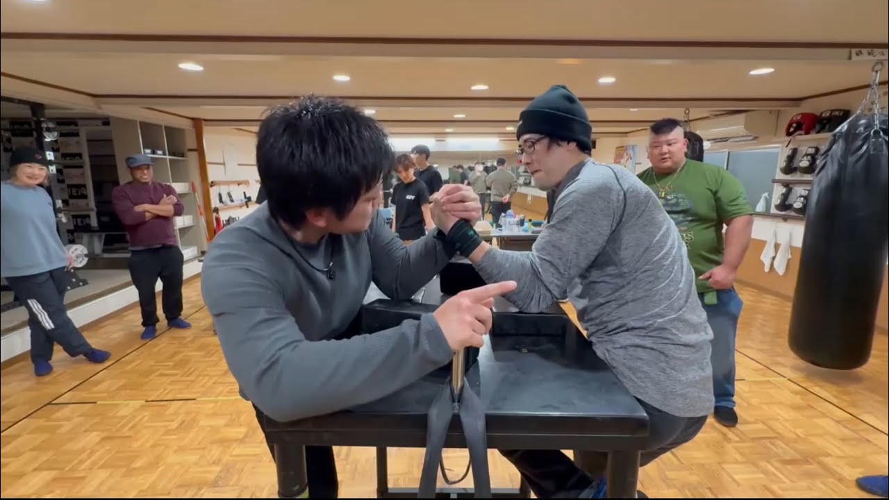 大盛り上がりの握力合同トレーニング(アームレスリングもあり)