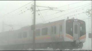 霧の中に消えて行くE129系新ニイB2編成 信越線1321M 柏崎→新潟