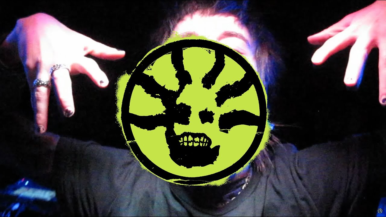 Guarda LONGSLEEVE AND THE WEIRDBOYS - ZOMBIE (OFFICIAL MUSIC VIDEO) su YouTube Guarda LONGSLEEVE AND THE WEIRDBOYS - ZOMBIE (OFFICIAL MUSIC VIDEO) su YouTube