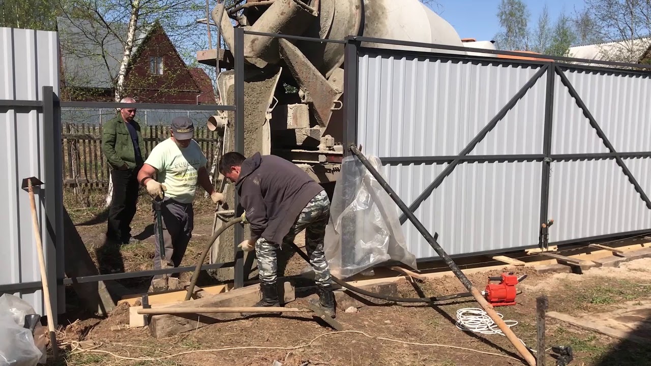 Заливка бетоном и вибрирование фундамента под ворота и калитку - YouTube