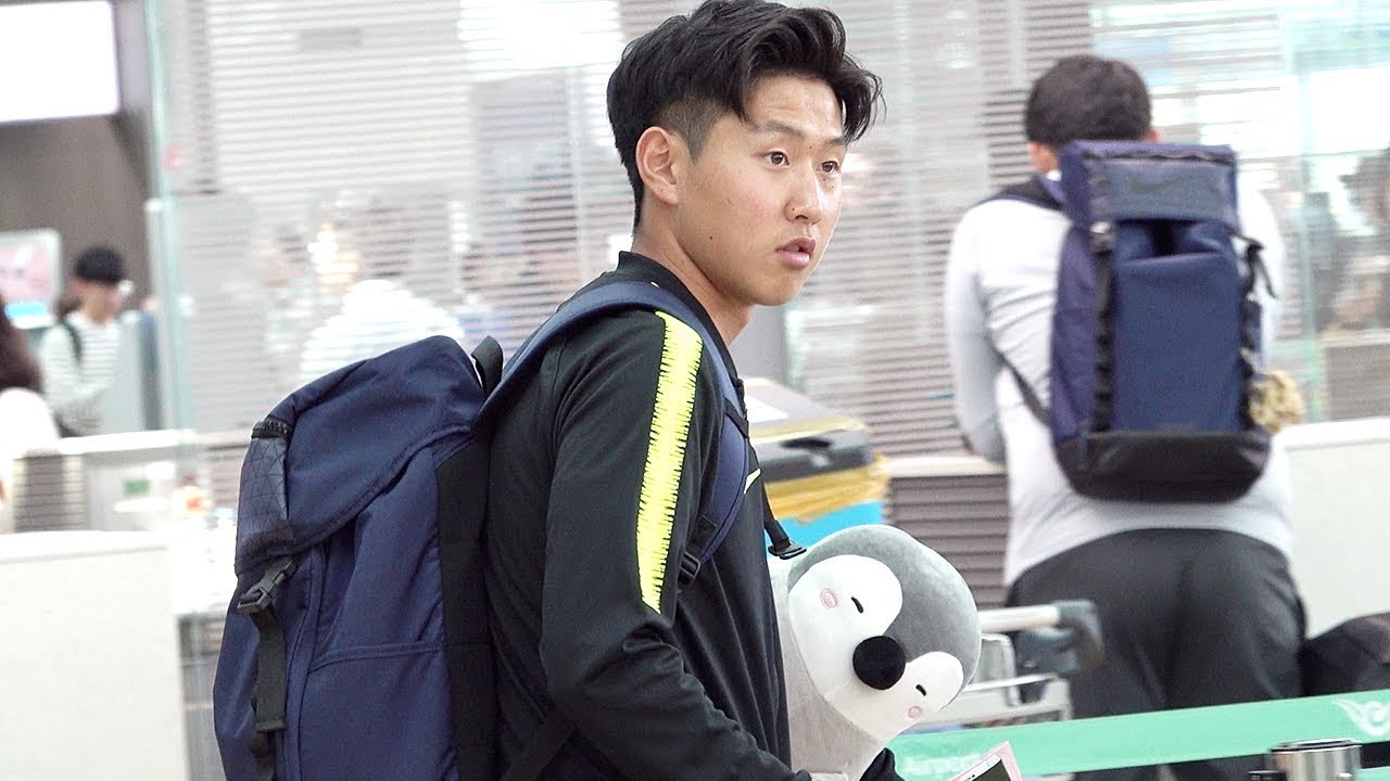 펭귄인형과 같이 출국하는 축구잘하는 막내형 이강인 2019 U-20 월드컵 축구 대표팀 - 톱데일리(Topdaily)