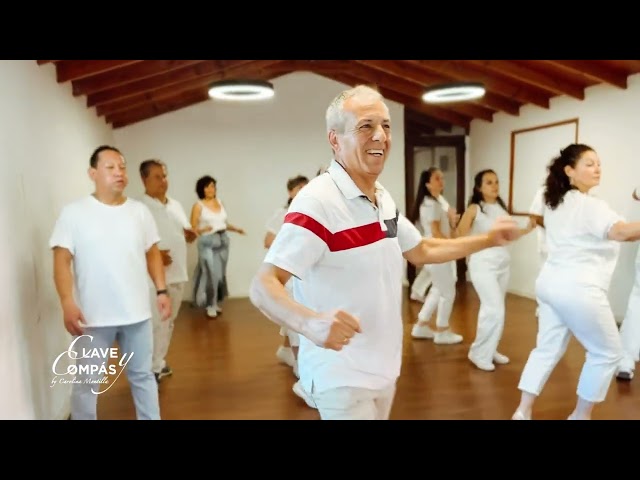 ¡Qué mes más increíble! Este grupo de valientes se lanzó por primera vez al curso intensivo de salsa y miren todo lo que