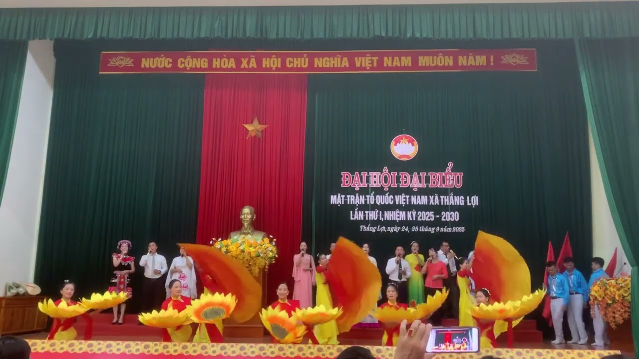 Vinh quang mặt trận tổ quốc ta clbSaoMai và toàn đoàn văn nghệ xã thắng lợi ￼