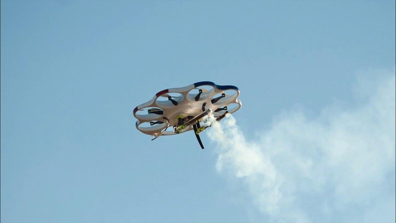 Квадрокоптер в полете. Дроны в небе. Летающая камера. Как взлетает дрон. Квадрокоптер беспилотник.