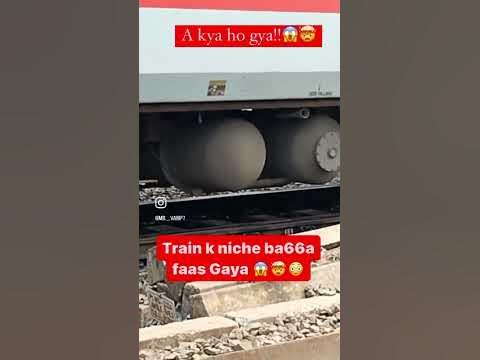 A kya ho gya!!😳Train nahi train k niche dekho ek ba66a faas Gaya😱🤯