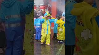 main hujan di damkar #pemadamkebakaran #damkar #hujan #anaktk #anakpaud #anaklucu #fieldtrip main hujan di damkar #pemadamkebakaran #damkar #hujan #anaktk #anakpaud #anaklucu #fieldtrip