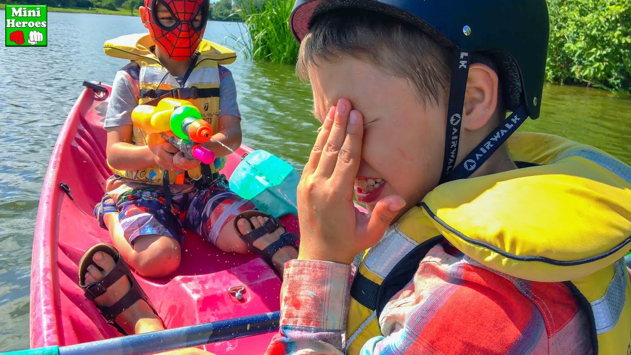 Kleine Spiderman gaat kajakken in het meer  2 The Outsider in Oudenaarde