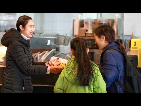 Mother Can't Afford Food for Her Child | Social Experiment 当一位贫穷母亲无法为女儿买汉堡，路人：没事，我请你们吃！