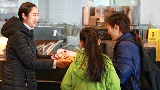Download Lagu Mother Can't Afford Food for Her Child | Social Experiment 当一位贫穷母亲无法为女儿买汉堡，路人：没事，我请你们吃！ MP3