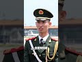 當“空軍一號”轟鳴駛過身旁，武警戰士劉朕呈巋然不動。這一瞬間，讓世界矚目。他說：不是我火了，是中國軍人火了，我們中國軍人都是這樣的形象。