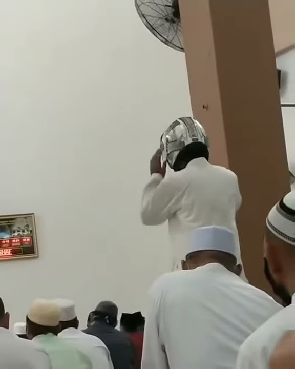 Lucu.. Sholat jumat lupa pake helm