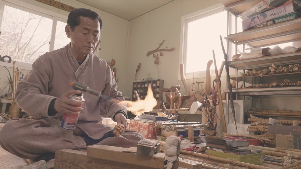 Процесс изготовления корейского традиционного музыкального инструмента (согум)