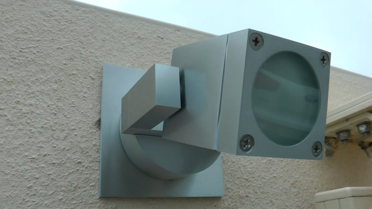Installation d'un luminaire - applique spot mural en aluminium - ne rouille pas