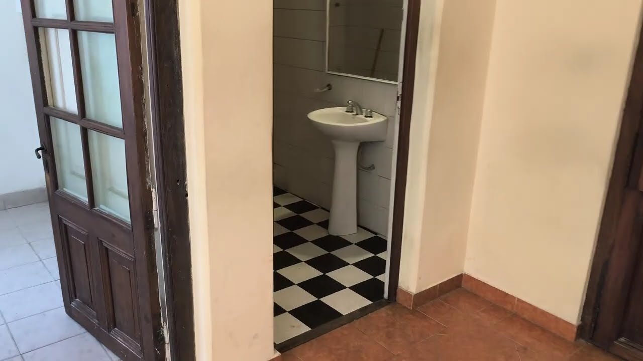 CASA 3 AMBIENTES CON PATIO APTA CONSULTORIOS PSICOLÓGICOS. MARIANO ACOSTA 288 AVELLANEDA