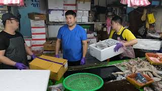 Hawking Seafood in the fish market 竹圍漁港 Fish port 海鮮叫賣