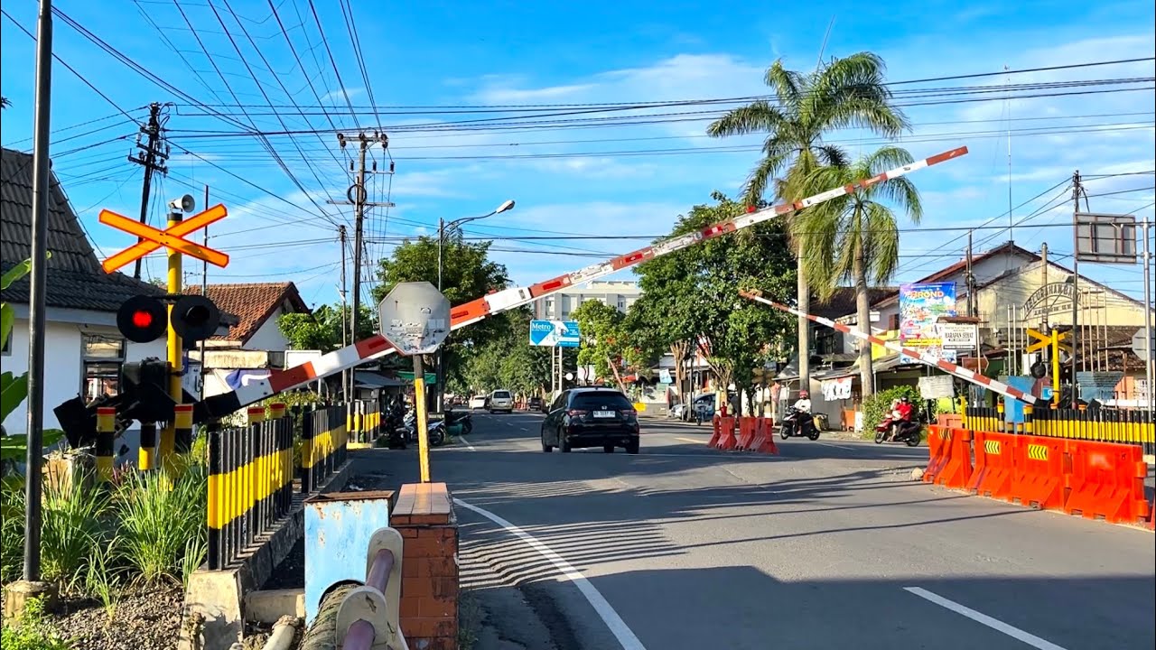 Perlintasan Kereta Api Bago Lintas Provinsi Tulungagung, Jawa Timur