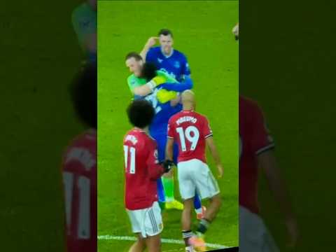 لحظة طرد إدريسا غانا غي إثر ضرب زميله مايكل كين الدوري الإنجليزي الممتاز مانشستر يونايتد إيفرتون