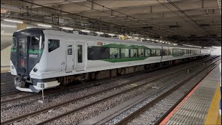 E257系5500番台OM-55編成が特急あかぎ8号上野行きとして大宮駅6番線から発車するシーン (4008M) 2026.8.12.9:12