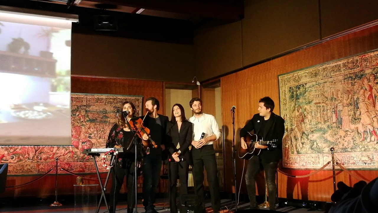 Lino Guanciale, Alessandra Mastronardi, Giorgio Marchesi cantano Dust con gli  Shalalas