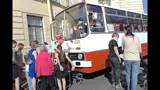 Санкт Петербург в вид автобус и трамвай