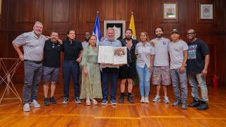Firma del Libro Histórico de Visitas Distinguidas por Jorge Masvidal, expeleador UFC