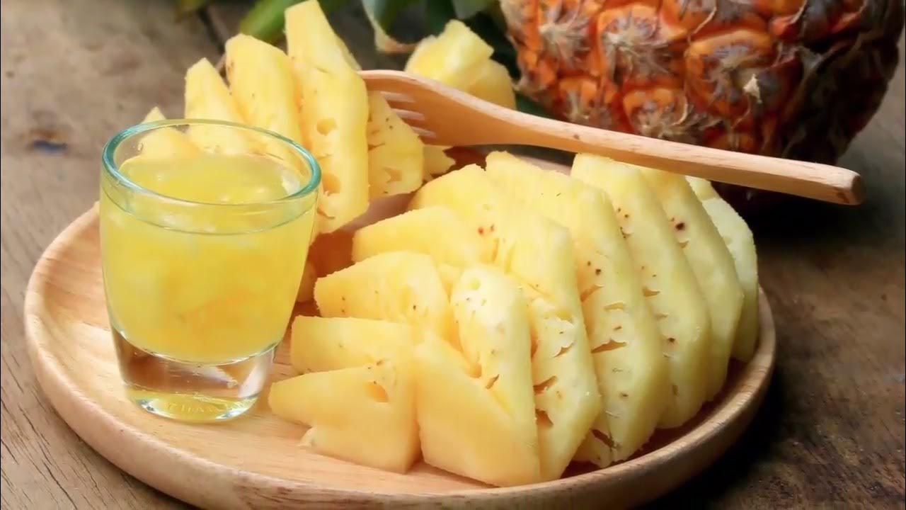 Содержание витамина с в ананасе. Ананас на белом фоне. Ананас фрукт. Света ананас семья. Что увеличивает ананас.