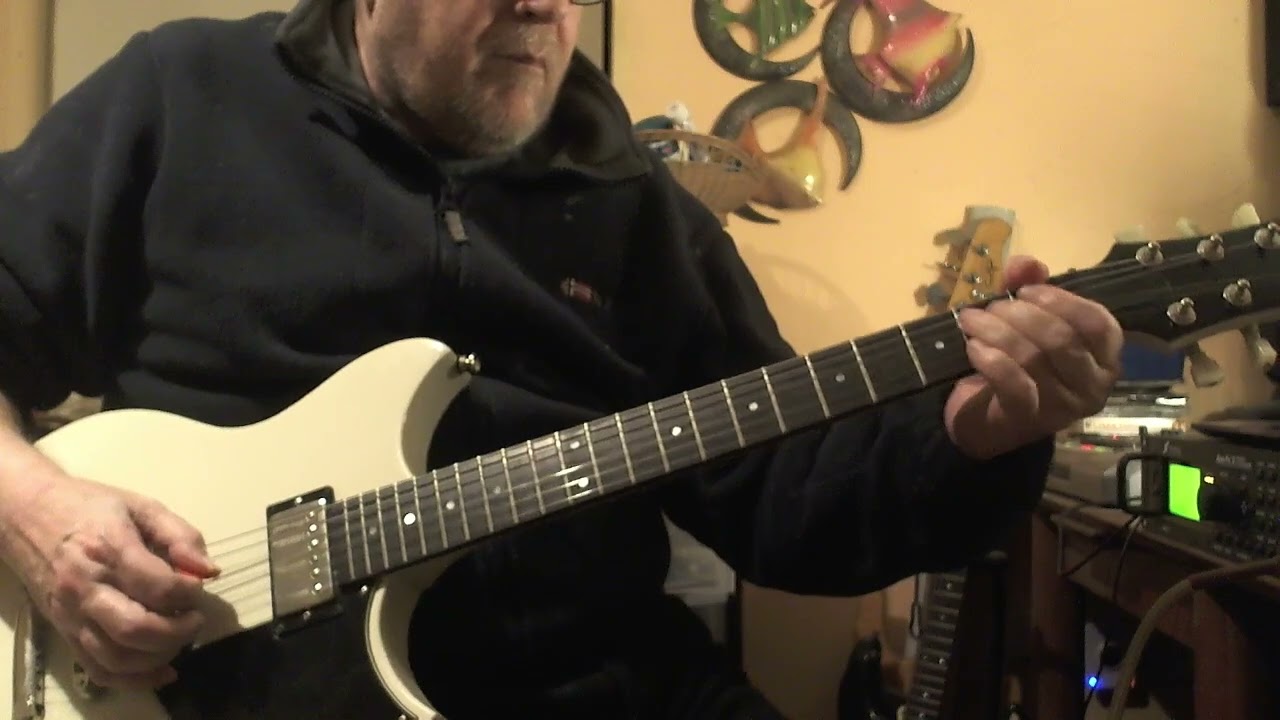 Melodic Blues rock in E Minor with Yamaha Revstar Guitar