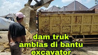 dam truk amblas di bantu excavator