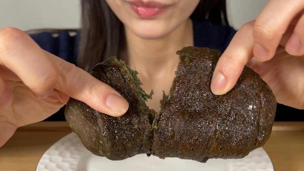 비호감 비주얼!! 쑥 소금빵 | Deep Green Mugwort Salt Bread ASMR (Eating Sound)