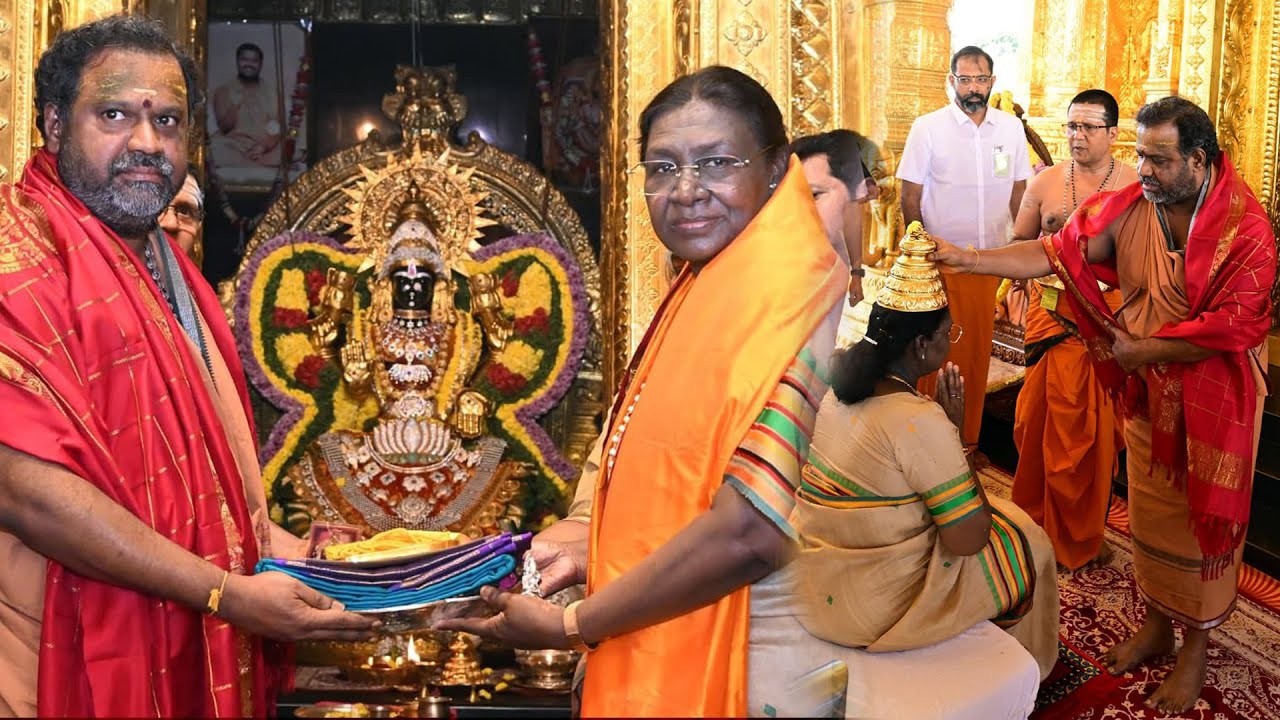 Уважаемый Президент посетил Шрипурам и получил благословение Шри Шакти Аммы 