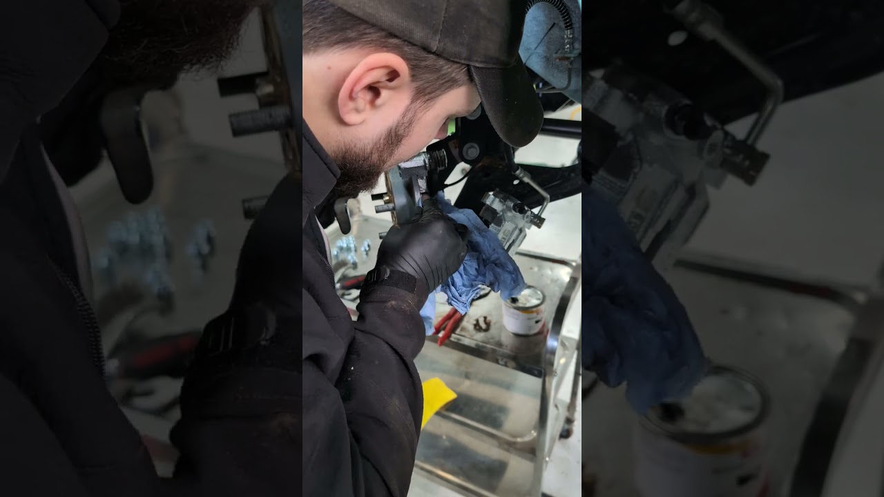 Rensning og smøring af bremser foran på BAW Pony. Bremse service.