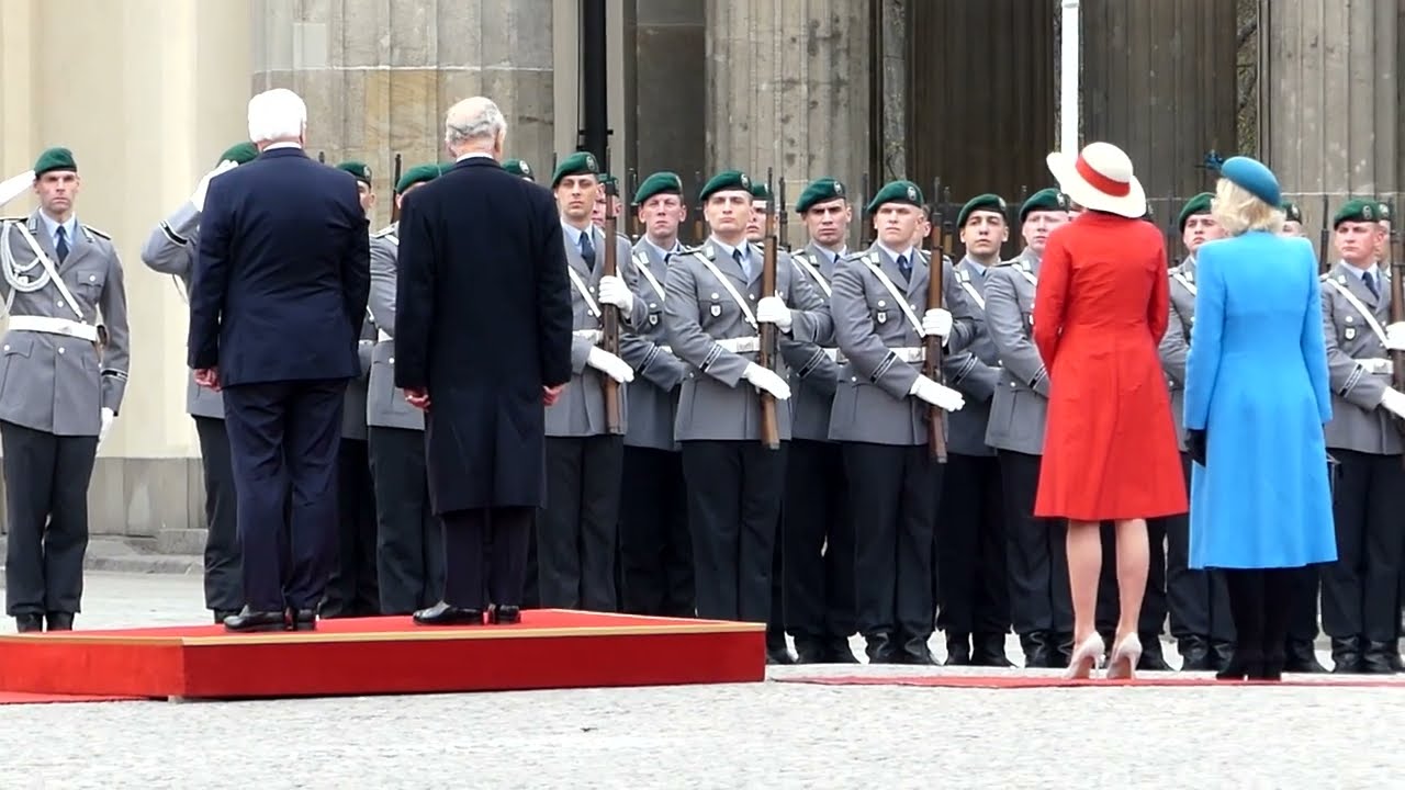 König Charles III und Präsident Steinmeier in Berlin Brandenburger Tor 29 03 2023 Hymnen
