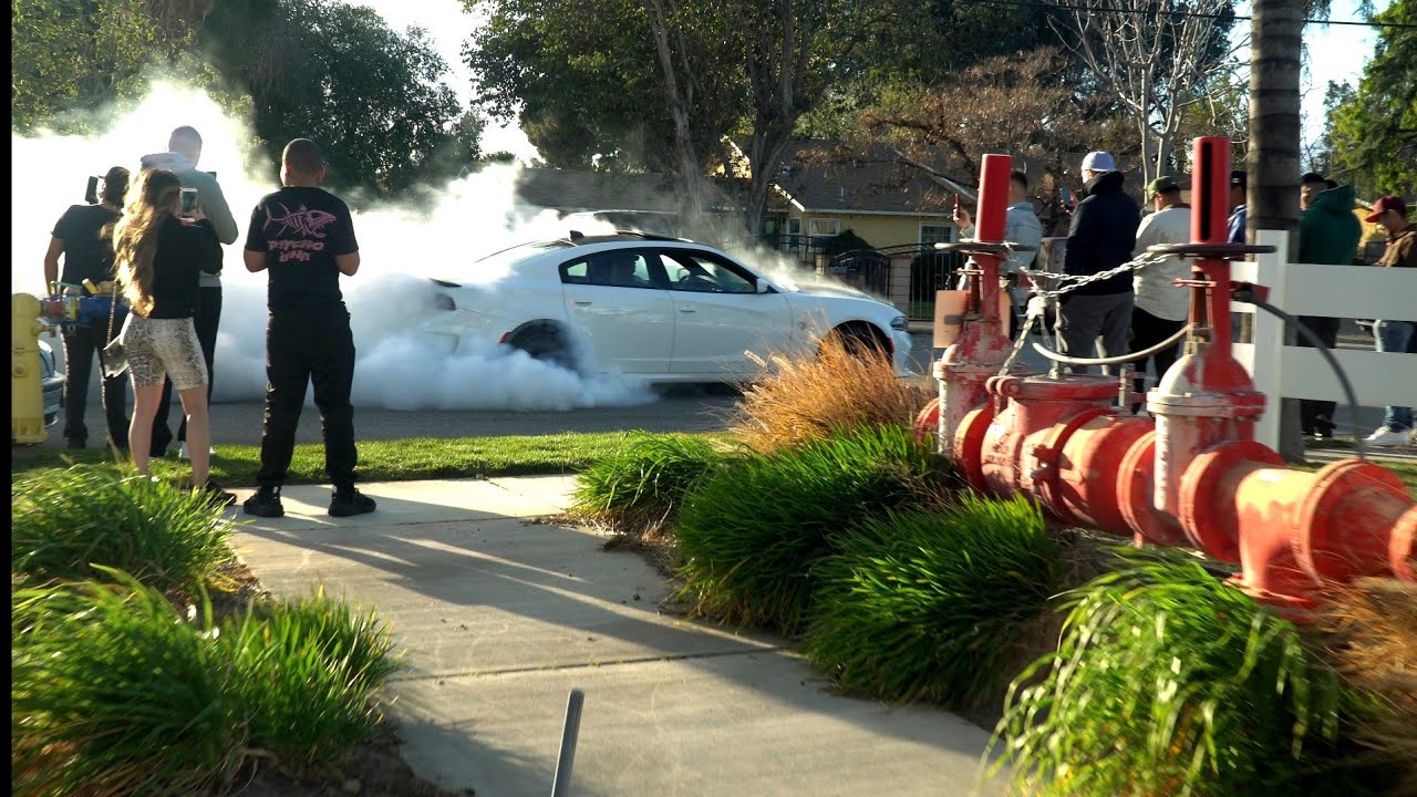 HELLCAT BURNOUT SHUT DOWN JDM CAR MEET - YouTube
