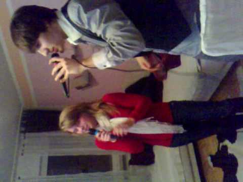 Sandra&Phil beim Singstar singen